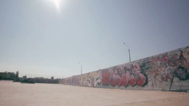 Bir şehir paten parkta atlama kaykaycı. Skow hareket. Steadicam ateş.