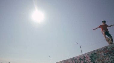 Bir şehir paten parkta atlama kaykaycı. Skow hareket. Steadicam ateş.