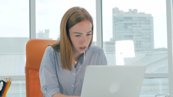 Dipenuhi, sedih pengusaha wanita dengan laptop di kantor modern . — Stok Video