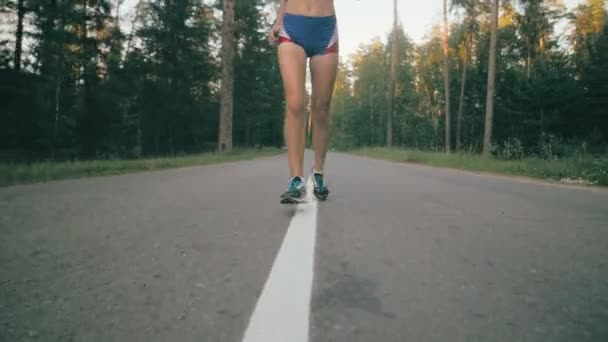 Atletik youg kadın bir parkta koşu. Koşu ayakkabıları ve bacak eylem kapatın. Stedycam atış. — Stok video