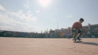 Bir şehir paten parkta atlama kaykaycı. Skow hareket. Steadicam ateş.