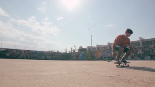 Скейтбордист стрибає в міському парку ковзанярів. Рух зітхає. Стейдікам стріляти . — стокове відео