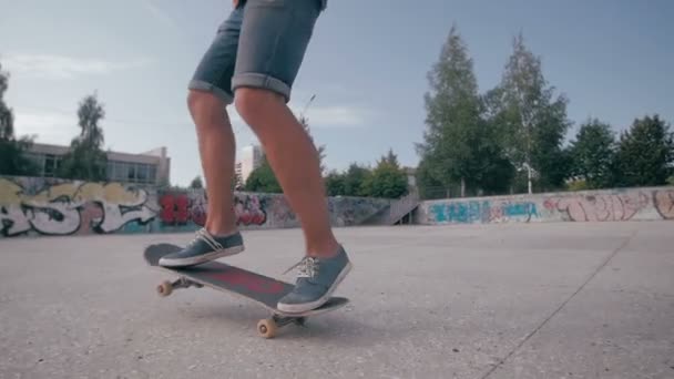 Slow motion Skateboarder doen trucs in een stad. Steadicam schieten. — Stockvideo