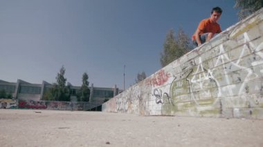 Bir şehirde yapan ağır çekim kaykaycı. Steadicam ateş.