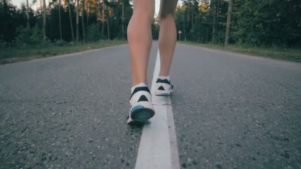 Atletisk ung kvinna Jogging i en park. Närbild av löparskor och ben i aktion. Stedycam skott. — Stockvideo