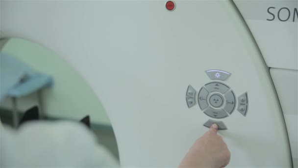 Felismerhetetlen orvos kezébe, számítógépes tomográfia Ct Mri szkenner gép működik. — Stock videók