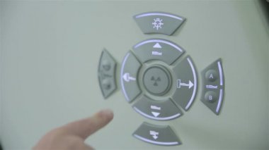 Tanınmayan doktor eller bilgisayarlı tomografi Ct MRI tarayıcı makine ile çalışır.