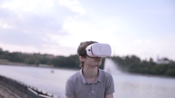 男人穿 Vr 耳机 ina 市。用手的手势. — 图库视频影像