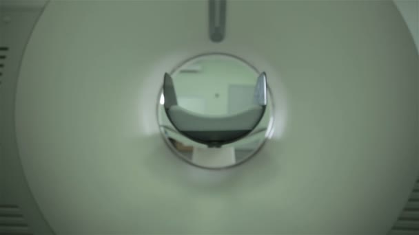 Деталь компьютеризированной томографии КТ сканер машины МРТ. Нет людей . — стоковое видео