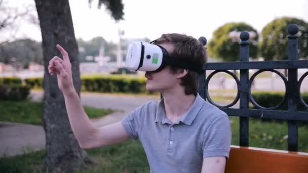 Förvånad Man i virtuell verklighet glasögon. — Stockvideo