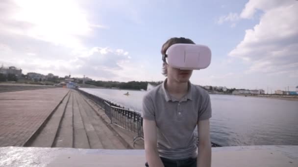Hombre con auriculares VR en la ciudad. Usando gestos con las manos . — Vídeos de Stock