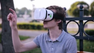 Sanal gerçeklik bardaklarda şaşırmış adam.