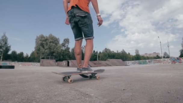 K nepoznání mladý muž skateboardingu. Detail. Zpomalený pohyb. — Stock video