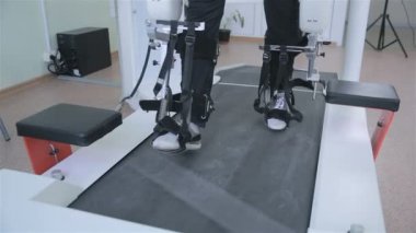 Tıbbi yürüyen robot. Rehabilitasyon, rehabilitasyon, ayak hastalığı olan insanlar için düzeltme.