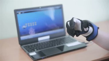 Elektronik teknoloji siber eldiven. Vr oyun 3d biyonik simülatörü eldivenle çalışan adam çalış.