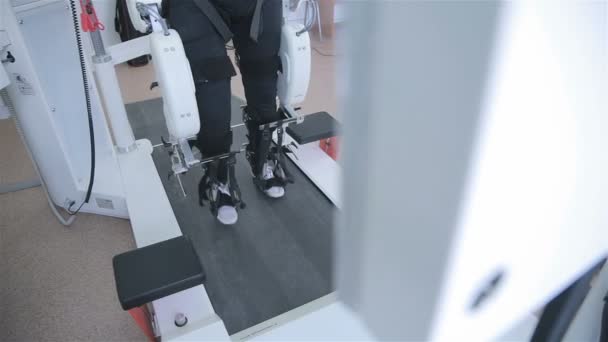 Robot médical ambulant. Réadaptation, réadaptation, assainissement pour les personnes atteintes de la maladie des pieds . — Video