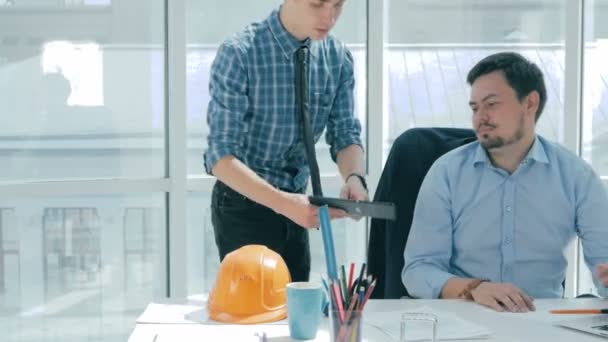 Directeur discuter du projet avec l'employé, donne des conseils, en utilisant une tablette numérique dans le nouveau bureau moderne . — Video