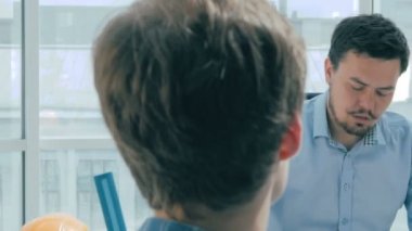 Müdür, çalışan tarafından yapılan rapor inkar aşağılamak ve onu azarlar verir.