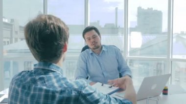 Patron çalışan tarafından yapılan rapor olumsuzlar, aşağılamak ve ona Azarın verir.