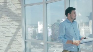 Mutlu Yönetmen yeni modern ofiste çalışan ile proje tartışmak.