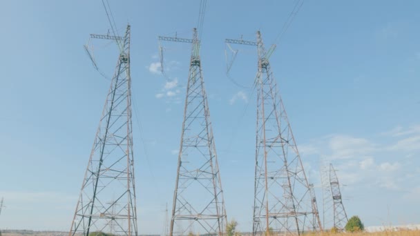 Pilões eléctricos. Céu, nuvens e grama no fundo. Prazo de validade . — Vídeo de Stock