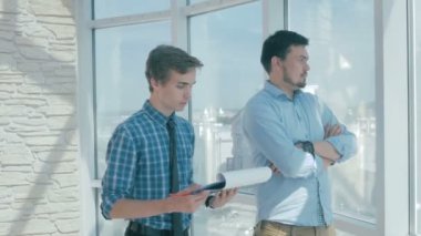 Mutlu Yönetmen yeni modern ofiste çalışan ile proje tartışmak.