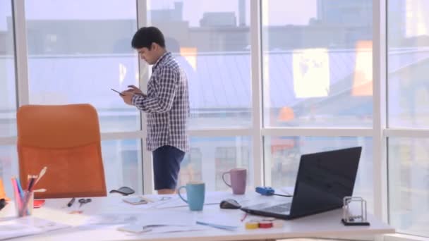 Creativo giovane professionista che lavora in ufficio moderno. Camminare sul posto di lavoro nei pensieri. Termine ultimo . — Video Stock