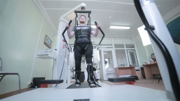 Medizinischer Gehroboter. Rehabilitation, Reha, Rehabilitation für Menschen mit Fußerkrankungen. — Stockvideo