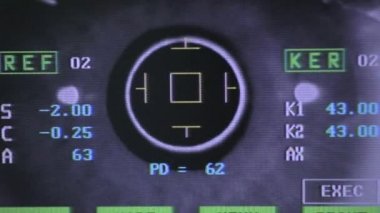 Modern otomatik makine göz küresi incelenmesi. Göz muayene testi bir profesyonel tıbbi ekipman ekran üzerinde.