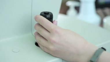 Tanınmayan kadın doktorlar kol modern araştırma laboratuarında tıbbi ekipman ile çalışma.