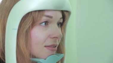 Genç bayan hasta göz muayene. Optometrist parlak modern kliniğinde tıbbi katılım.