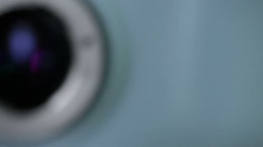 Modern tıbbi makine göz küresi inceleyerek otomatik. Göz muayene testi bir profesyonel tıbbi ekipman ekran üzerinde.