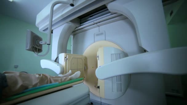 Modernes MRI, Tomograph, Scanner, Katzenscanner in Aktion in heller Klinik, medizinischem Labor. keine Menschen. — Stockvideo