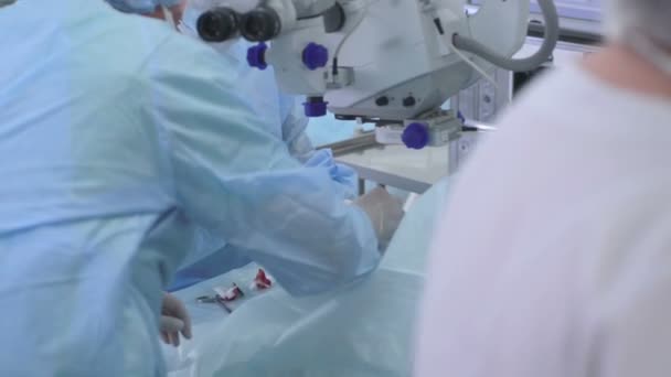 Médicos irreconhecíveis realizam cirurgia na sala de cirurgia . — Vídeo de Stock