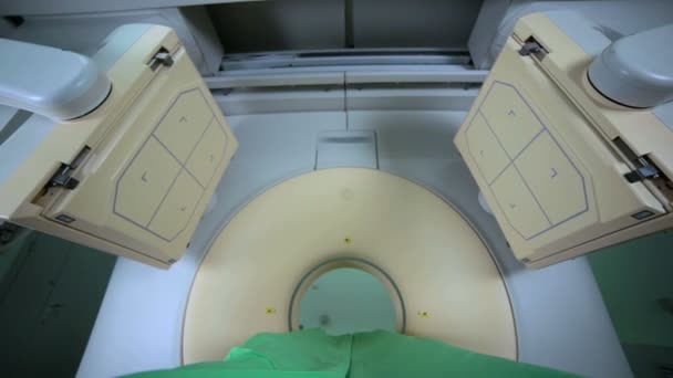 Modernes MRI, Tomograph, Scanner, Katzenscanner in Aktion in heller Klinik, medizinischem Labor. keine Menschen. — Stockvideo