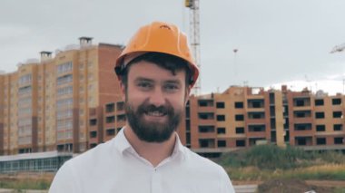Profesyonel mühendis, Oluşturucu inşaat sitede, işyerinde kameraya bakıyor. Portre.