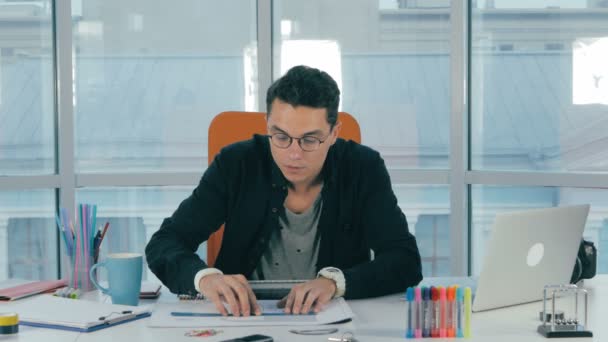 Jonge architect nemen foto van een blauwdrukken, verzenden direct naar laptop. Draadloze concept. — Stockvideo