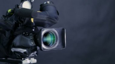 Profesyonel stüdyo kamera, Tv stüdyo yayın için hazır duran camcoder boyunca hareket.