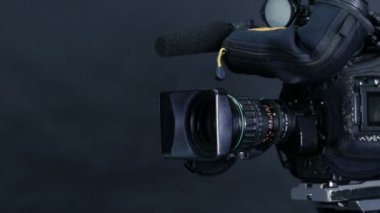 Profesyonel stüdyo kamera, Tv stüdyo yayın için hazır duran camcoder boyunca hareket.