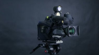 Profesyonel dijital video kamera, tv srudio içinde siyah arka plan üzerine izole camcoder.