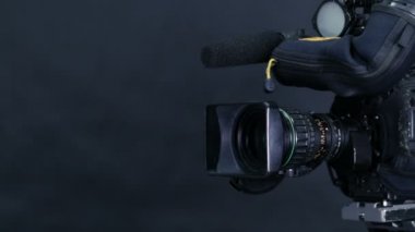 Profesyonel dijital video kamera, tv srudio içinde siyah arka plan üzerine izole camcoder.