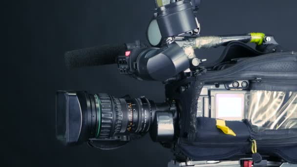 Professionele digitale videocamera, cacoder geïsoleerd op een zwarte achtergrond in tv srudio. — Stockvideo