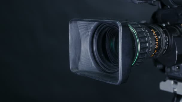 Rörelse längs professionell studio kamera, casmcoder står i Tv-studio som är redo för sändning. — Stockvideo
