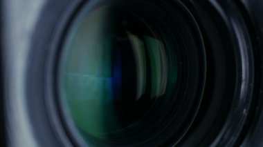 Kamera objektifi yakın atış. Yaklaş, vınlamak dışarı.