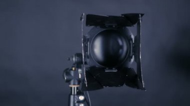 Profesyonel spotlighs, stüdyo ışıkları açma ve kapatma film yapımı, siyah bir arka plan üzerinde tv üretim için.