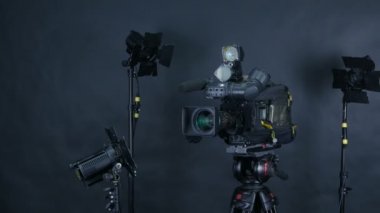 Video kamera, video kamera ve bir yayın Studio profesyonel stüdyo ışıkları.