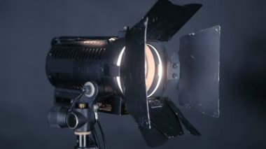 Profesyonel spotlighs, stüdyo ışıkları açma ve kapatma film yapımı, siyah bir arka plan üzerinde tv üretim için.