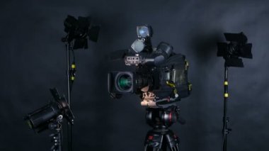 Profesyonel dijital video kamera, tv srudio içinde siyah arka plan üzerine izole camcoder.