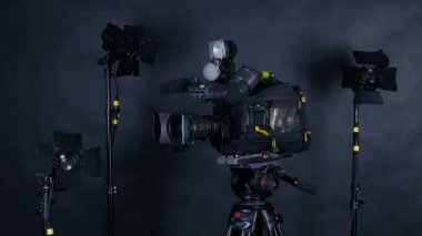 Video kamera, video kamera ve bir yayın Studio profesyonel stüdyo ışıkları.
