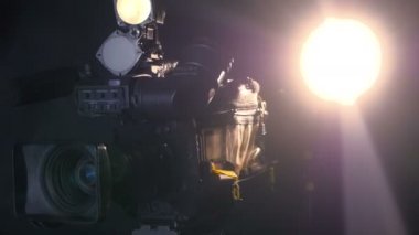 Profesyonel dijital video kamera, tv srudio içinde siyah arka plan üzerine izole camcoder.